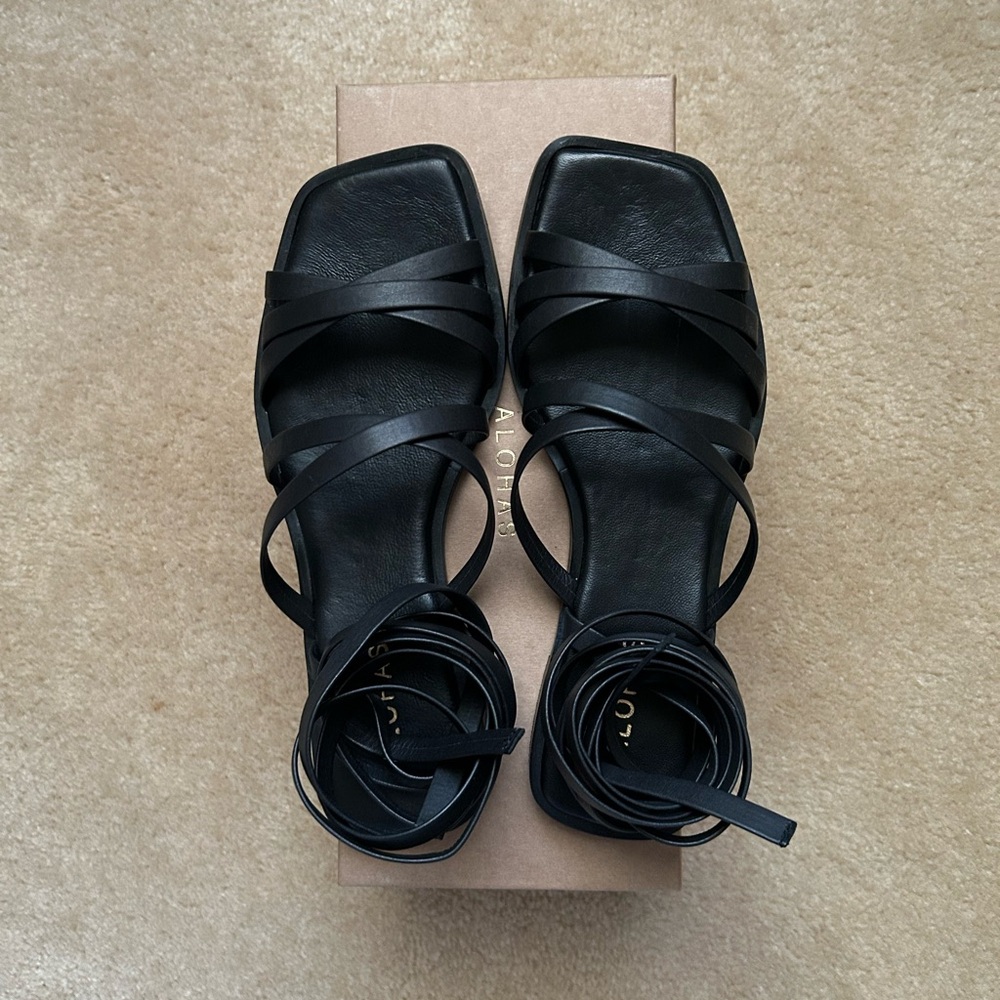 NIB Women's Alohas Element Sandal in Black Size 38